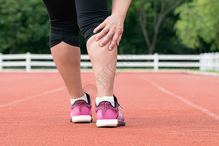 在户外训练期间 中年妇女跑步肌肉疼痛按摩女性痛苦女士治疗男性赛跑者身体运动小牛图片
