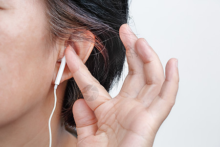 耳聋可能带来听力损失风险体积耳朵音乐健康分贝噪音损害耳机中年女性图片