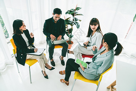 商业界人士在围坐时精巧地讨论工作项目同事圆圈合作会议心理学女性辅导研讨会商务社区图片