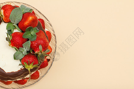 土制巧克力蛋糕 装饰在玻璃盘上鲜草莓早餐盘子黑色蛋糕食物面包厨房桌子糕点水果图片