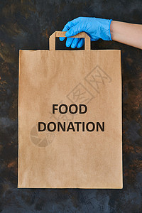 Covid 19疫情爆发期间 妇女用纸袋送食物的食品生态购物女性棕榈手套药品工作面具女孩志愿者图片
