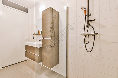棕色橱柜和白陶瓷槽架子淋浴大理石奢华白色房间卫生间财产浴室地面图片