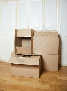 移动框 纸板盒 一叠箱地面房间植物团体木地板运输零售贮存盒子棕色图片
