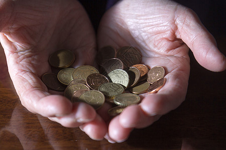 年龄老化妇女用手抓着点硬币女士贫困财富退休现金手指储蓄货币棕榈老年图片