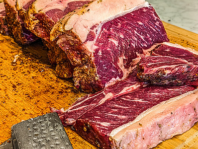 新鲜的牛排和牛肉 以备一顿饭质量晚餐木板炙烤牛扒屠夫眼睛倾斜食物花纹图片