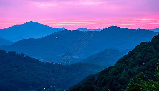 北卡罗利纳马吉吉谷的美丽自然风景日落山脉天线数控蓝色大路图片