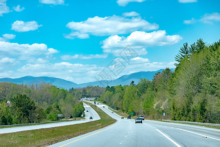 南卡罗利纳河南长途高速公路旅行Trhough山草地松树线条山脉山地远足森林蓝色自行车小路风景图片