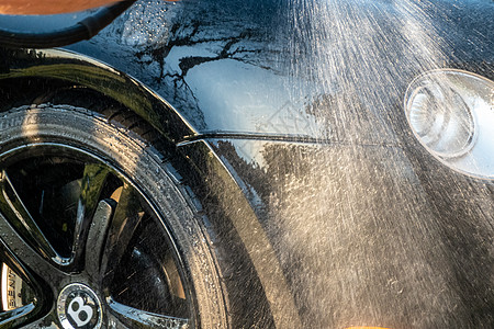 洗豪华高端汽车的汽车美容师洗车专业人士手工越野车肥皂打扫外径后院院子运输图片