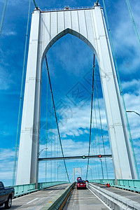桥是世界上最长的悬浮桥之一 位于美国新港蓝色风景天空日落海岸运输海洋天线高领旅游图片