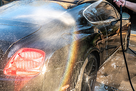 洗豪华高端汽车的汽车美容师院子车辆洗车越野车马车打扫外径喷嘴肥皂手工图片