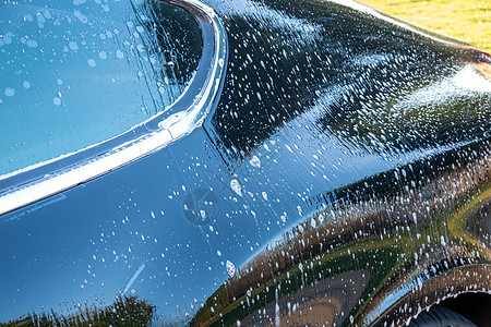 使用肥皂洗自动车工作工人洗涤剂车轮洗涤服务汽车洗车反射玻璃图片