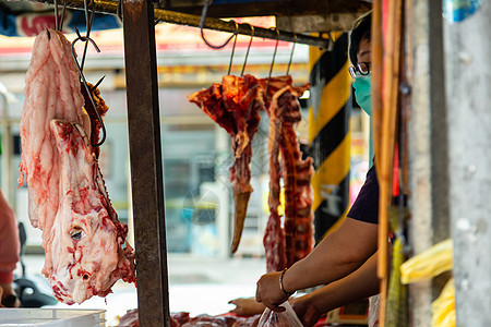 在台北市场肉商上挂着新鲜鲜肉食物小贩屠宰场店铺红色生肉人士营养旅行摊位图片