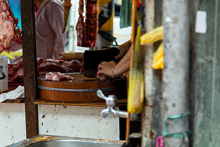 在台北市场肉商上挂着新鲜鲜肉红色食物摊位商业屠夫屠宰场文化旅行营养人士图片