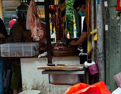 在台北市场肉商上挂着新鲜鲜肉商务食物红色小贩旅行生肉猪肉销售营养屠宰场图片