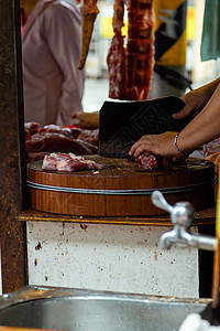 在台北市场肉商上挂着新鲜鲜肉人士商务牛肉生肉街道摊位屠夫食物旅行猪肉图片