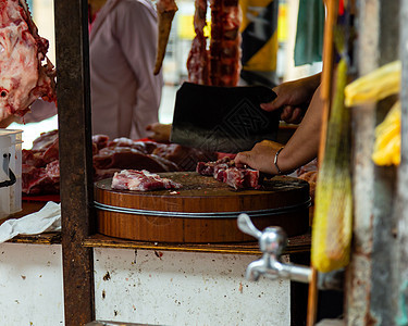 在台北市场肉商上挂着新鲜鲜肉旅行食物红色店铺小贩摊位销售猪肉牛肉街道图片