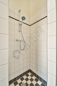 现代浴室的淋浴箱卫生间分割玻璃水龙头图片