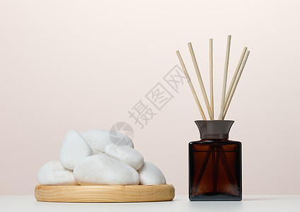 棕色玻璃瓶和木棍 家香香气芳香芦苇桌子空气液体风格房间疗法瓶子图片