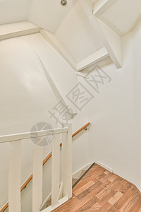 现代房子里螺旋楼梯财产地面装饰木材水平木地板风格白色散热器住宅背景图片