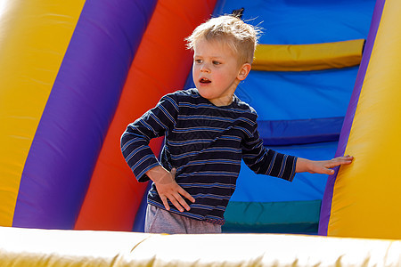 五颜六色的游乐场蹦床上的孩子 孩子在幼儿园生日派对上跳进充气弹跳城堡 幼儿活动和游戏中心图片