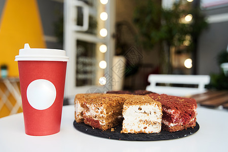 树莓蛋糕甜点加咖啡纸杯 白桌上有蛋糕的咖啡盘子奶油餐厅咖啡杯食物巧克力馅饼早餐美食桌子背景