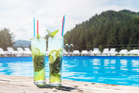 两杯莫吉托鸡尾酒加石灰和高球玻璃薄荷柠檬液体泳池太阳苏打异国奢华热带假期酒店图片