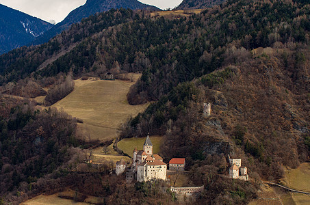 特罗斯堡(Trostburg)在Weidbruck上方 南蒂罗尔的阿尔卑斯山脉中部Südtirol一个象牙城堡的坠落地貌图片