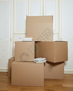 移动框 纸板盒 一叠箱运输木地板住宅白色团体搬迁纸盒零售棕色盒子图片