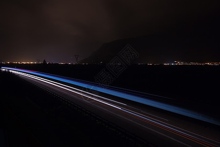 意大利Autestrada 22号汽车上的Bolzano灯光小路 南蒂罗尔高速公路上的红色白和蓝亮小路图片