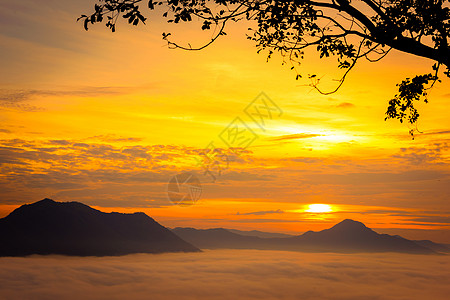 Phu Thok日出泰国全景地标天空顶峰景观天气旅行风景薄雾阳光图片