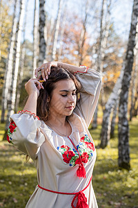 穿着乌克兰国家传统服装的美容女性 在森林里穿着传统的服装刺绣舞蹈裙子装饰品衣服女士戏服历史文化绣花图片