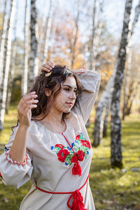 穿着乌克兰国家传统服装的美容女性 在森林里穿着传统的服装舞蹈女士文化民间舞蹈家装饰品衣服裙子历史绣花图片