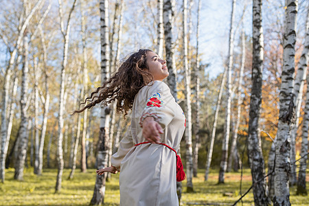 身穿乌克兰国家传统服装 在森林中跳舞的美容女性刺绣舞蹈女士戏服舞蹈家衣服历史绣花装饰品民间图片