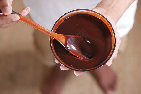 在一个玻璃碗中的黑巧克力奶油图片