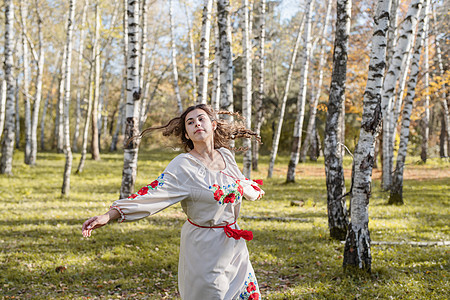 身穿乌克兰国家传统服装 在森林中跳舞的美容女性裙子头发女士历史舞蹈民间装饰品刺绣舞蹈家戏服图片