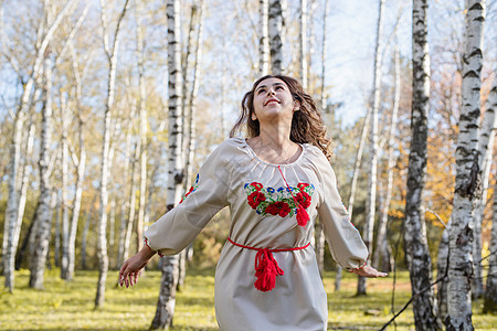 身穿乌克兰国家传统服装 在森林中跳舞的美容女性刺绣历史衣服绣花文化民间女士舞蹈家戏服裙子图片