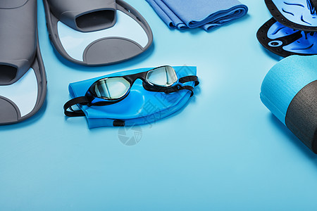 准备用于培训和学习在游泳池中游泳和蓝底开水的训练和学习男性呼吸管毛巾风镜帽子活动娱乐塑料齿轮工具图片