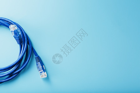蓝色背景上用于数据传输的互联网网络电缆线圈服务器局域网连接器路由器插头电脑中心架子金属电话图片