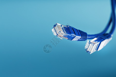 Ethernet两台电缆连接器 断线索紧闭 以蓝背景隔离 空闲空间局域网蓝色电讯数据架子路由器商业金属速度塑料图片