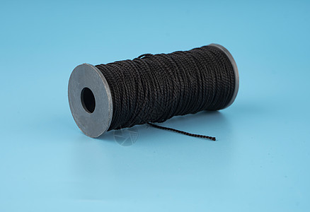 黑稠密线的刺心 蓝底工具纤维材料织物旋转绳索纺织品缝纫细绳爱好图片