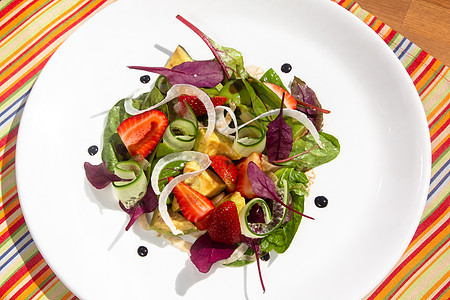 夏季草莓 黄瓜沙拉 配有生菜 乳酪和杏仁蔬菜美食饮食食物草本植物叶子营养白色绿色健康图片