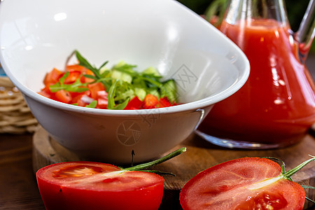 番茄和黄瓜煮在碗里 汤纯番茄加西红柿和黄瓜胡椒食物蔬菜饮食午餐红色美食图片