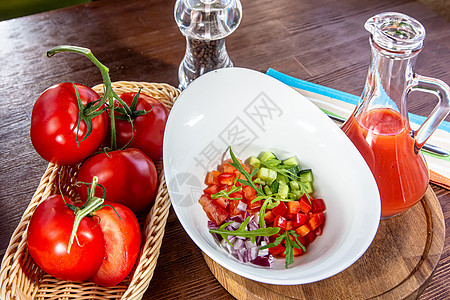 番茄和黄瓜煮在碗里 汤纯番茄加西红柿和黄瓜午餐胡椒食物饮食红色蔬菜美食图片