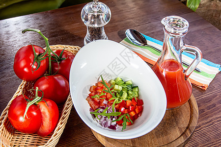 番茄和黄瓜煮在碗里 汤纯番茄加西红柿和黄瓜饮食胡椒食物午餐蔬菜红色美食图片