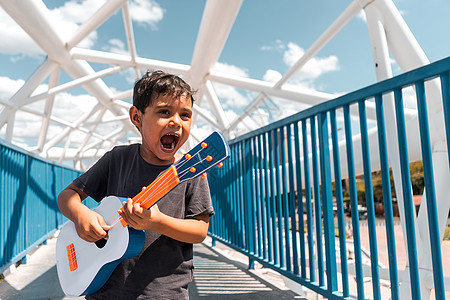 尼加拉瓜男孩在桥上玩乌鲁勒图片