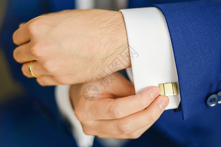 Groom或商务人士系紧袖扣男人婚姻套装配饰袖子人士衬衫商务酒店男性图片