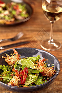 带生菜和石灰的虾沙拉餐厅菜单甲壳树叶动物盘子起动机食欲海鲜叶子图片