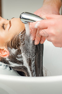 洗女人头发的美发手保健成人沙龙发型女性洗涤顾客女士卫生造型师图片