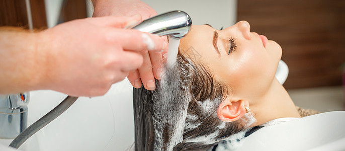 洗女人头发的美发手发型女性顾客沙龙卫生美容师理发师治疗造型师女士图片