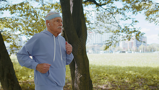 运动健康高级运动员跑者 祖父上午在市公园训练健身心胸锻炼的男子动机有氧运动保健放松男性老年娱乐耳机活动运动装图片
